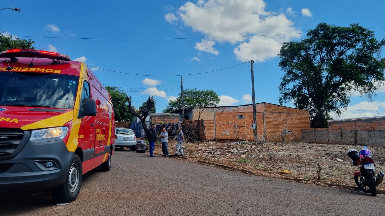 Motociclista fica ferido após colisão com Celta no bairro Morumbi, em Cascavel