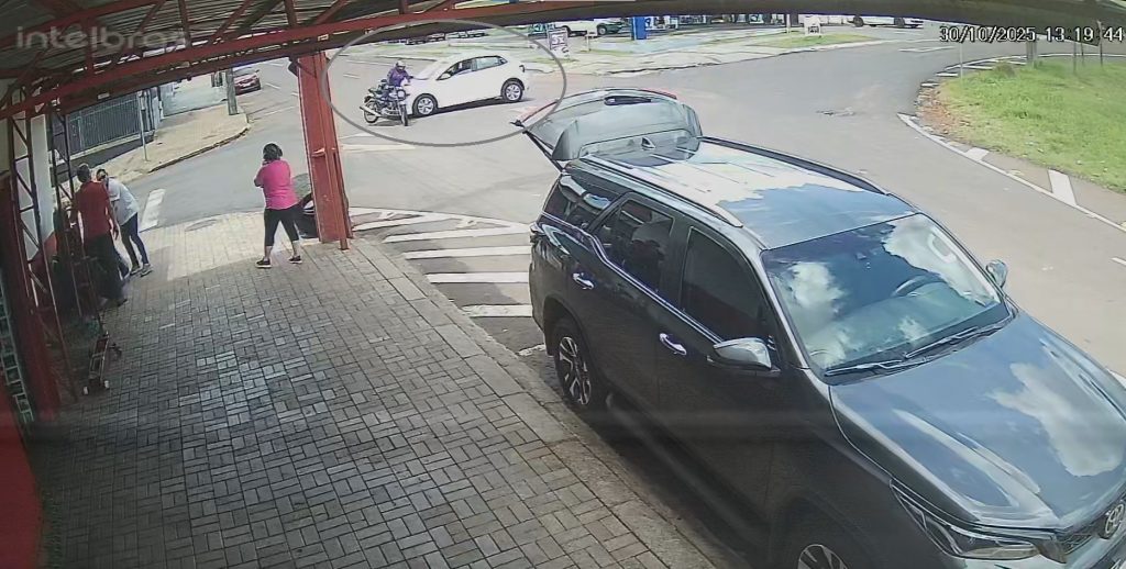 Câmera de segurança registra momento do acidente que deixou uma mulher ferida Câmera de segurança registra momento do acidente que deixou uma mulher ferida