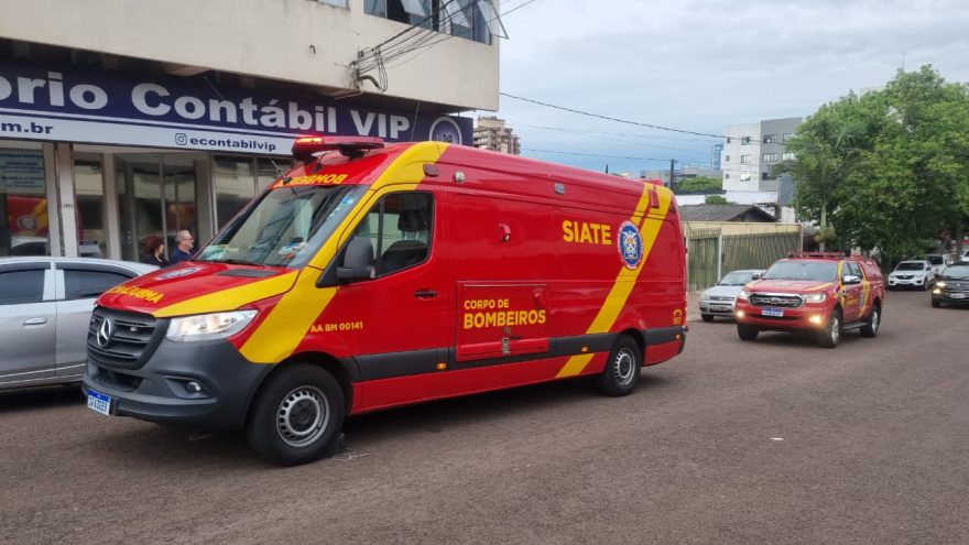 Idoso cai da janela de um prédio e sofre queda de 10 metros