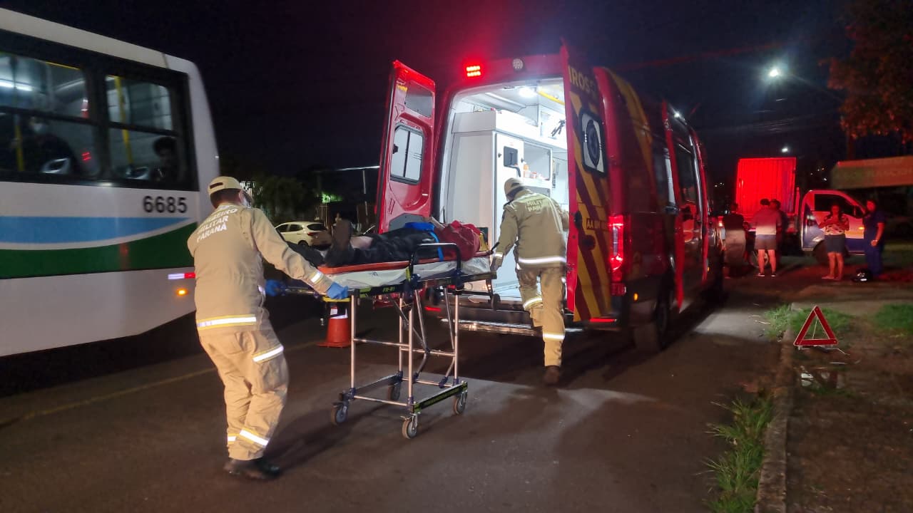 Jovem fica ferido após colisão entre moto e caminhão em Cascavel
