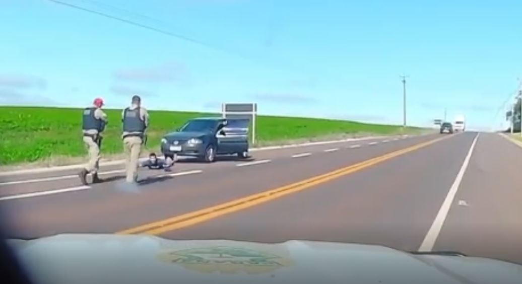 Motorista foge da PRE em Palotina e é preso com carga de cigarros Motorista foge da PRE em Palotina e é preso com carga de cigarros