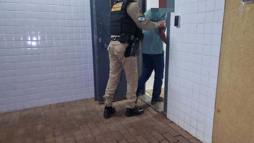 Homem de 49 anos é detido por violência doméstica no Bairro Floresta Homem de 49 anos é detido por violência doméstica no Bairro Floresta