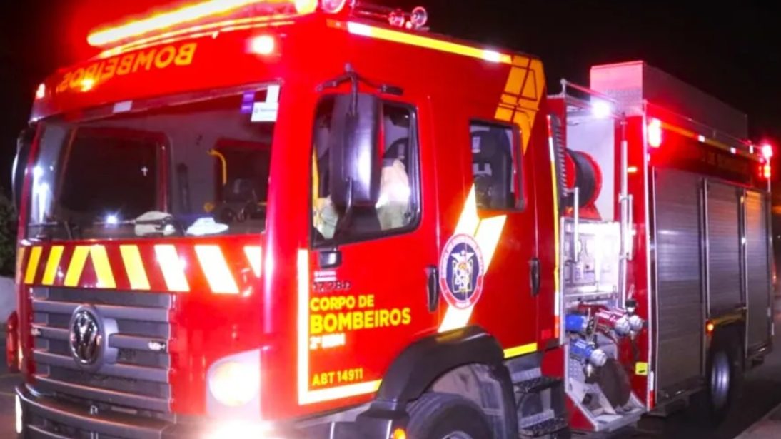 Loja de celulares pega fogo no 'calçadão' em Ponta Grossa Loja de celulares pega fogo no 'calçadão' em Ponta Grossa