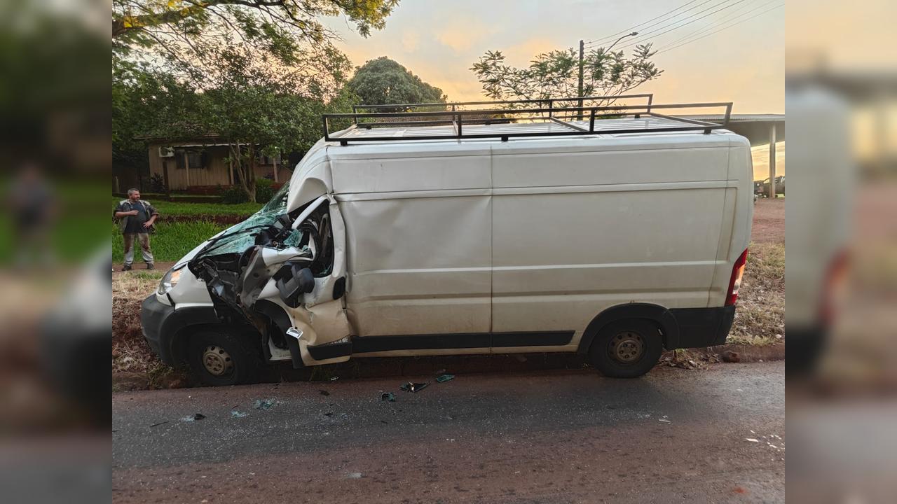 Colisão entre caminhão e van deixa um ferido na PR-488, em Vera Cruz do Oeste Colisão entre caminhão e van deixa um ferido na PR-488, em Vera Cruz do Oeste