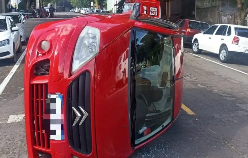 Carro tomba após colisão e motorista sem CNH fica ferida no centro de Umuarama Carro tomba após colisão e motorista sem CNH fica ferida no centro de Umuarama