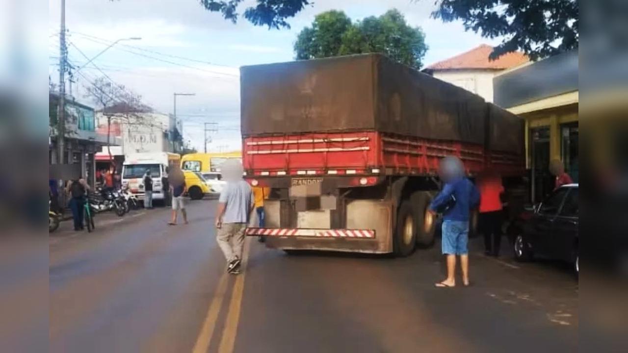 Ataque de abelhas faz caminhoneiro perder o controle da direção e causa destruição no Paraná Ataque de abelhas faz caminhoneiro perder o controle da direção e causa destruição no Paraná