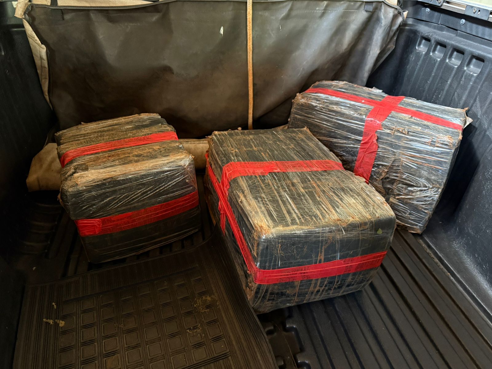Ação conjunta de forças policiais apreende 67,5 kg de maconha em Santa Helena Ação conjunta de forças policiais apreende 67,5 kg de maconha em Santa Helena