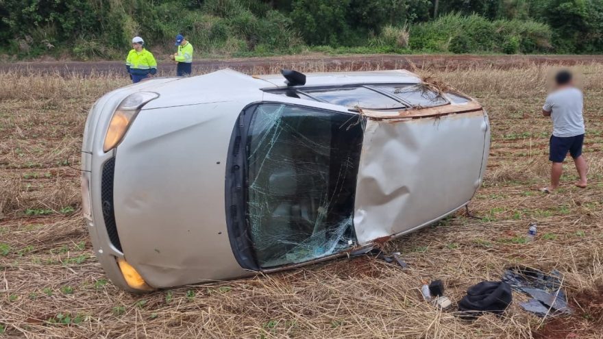 Motorista sai ileso após Toyota Vitz capotar na BR-277, em Santa Tereza do Oeste