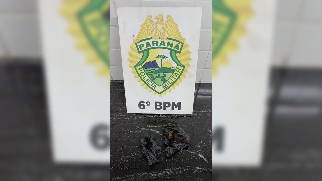 Mulher de preso é detida pela PM após ser localizada com maconha 'para ser levada à cadeia' Mulher de preso é detida pela PM após ser localizada com maconha 'para ser levada à cadeia'