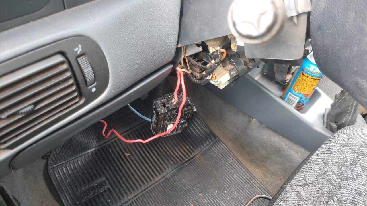 Carro com fios à mostra e janelas abertas intriga moradores da FAG