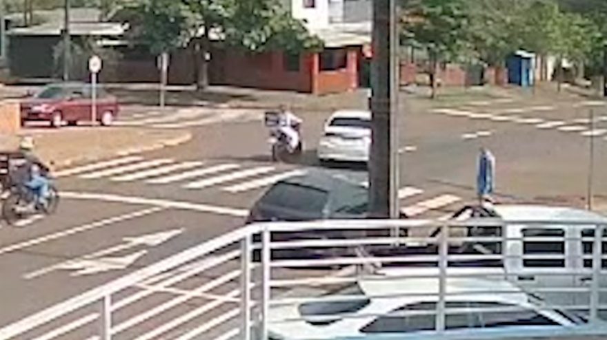 Vídeo mostra Corolla realizando conversão à esquerda e fechando motociclista