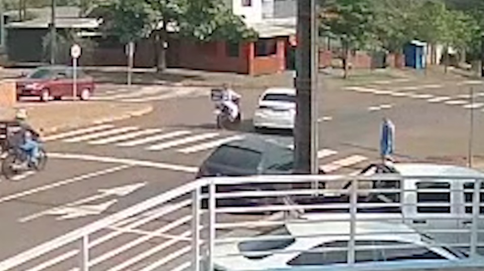 Vídeo mostra Corolla realizando conversão à esquerda e fechando motociclista