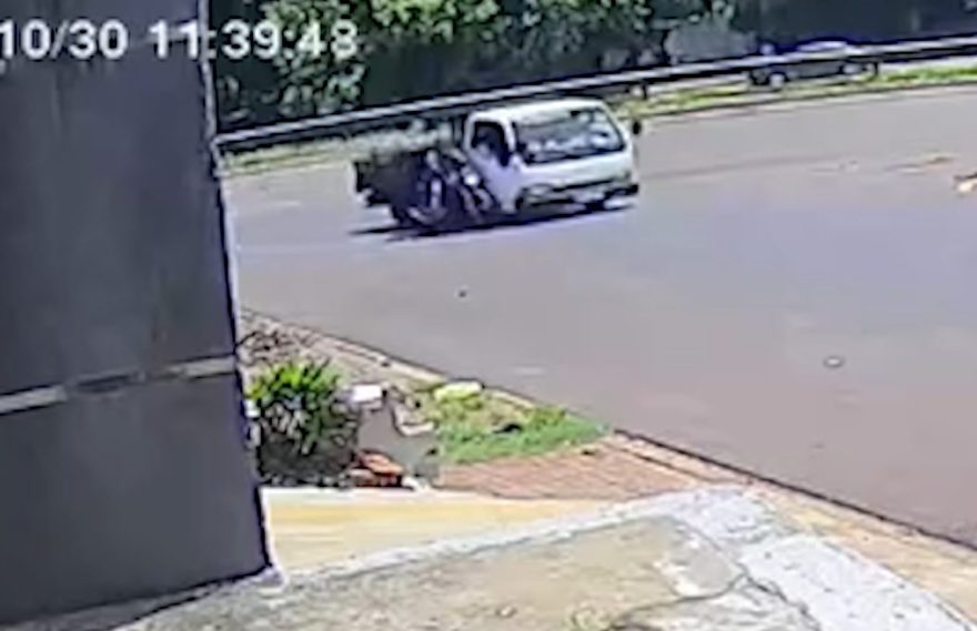 Câmera registra colisão entre moto e utilitário no Bairro São Cristóvão