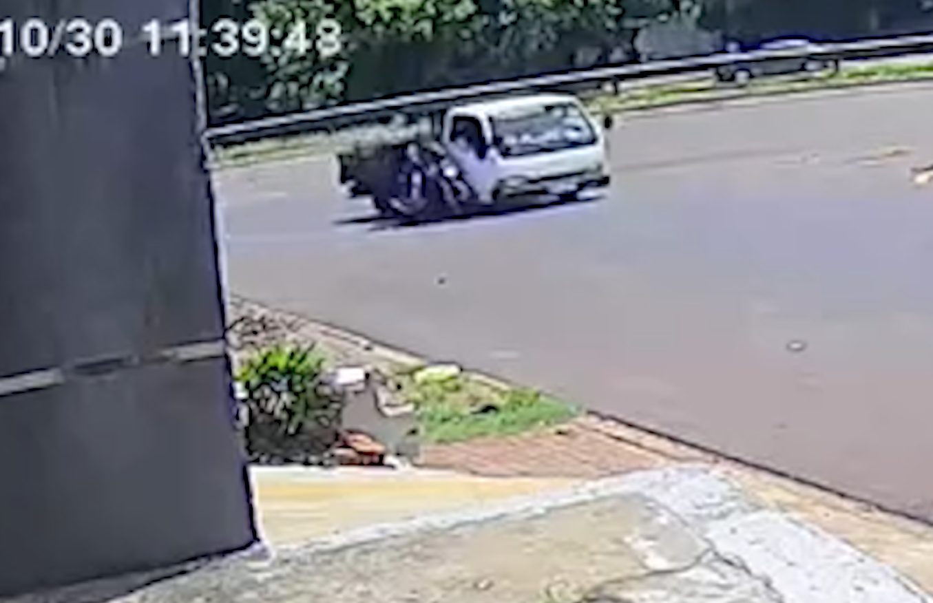 Câmera registra colisão entre moto e utilitário no Bairro São Cristóvão