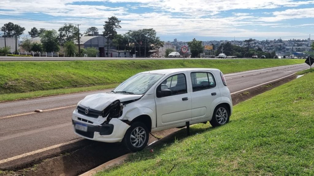 Após colisão, Uno para entre marginal e canteiro no XIV de Novembro Após colisão, Uno para entre marginal e canteiro no XIV de Novembro