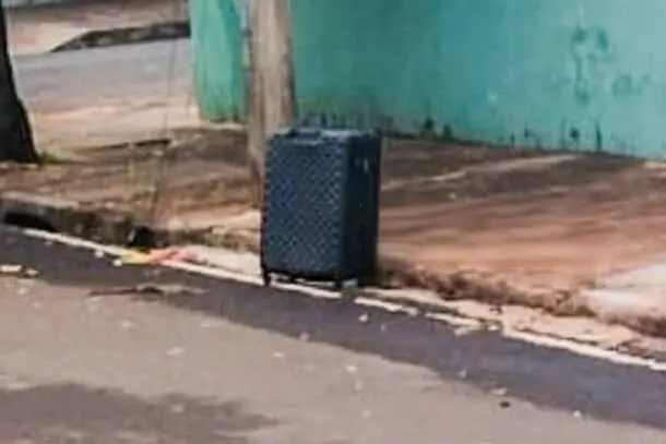 Esquadrão Antibombas é acionado após mala preta ser abandonada em rua de Sarandi Esquadrão Antibombas é acionado após mala preta ser abandonada em rua de Sarandi