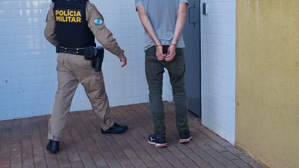 Homem de 43 anos é detido no Centro de Cascavel com mandado de prisão em aberto Homem de 43 anos é detido no Centro de Cascavel com mandado de prisão em aberto