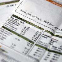 Imagem referente a Aneel mantém bandeira para vermelha 1 na conta de luz em novembro