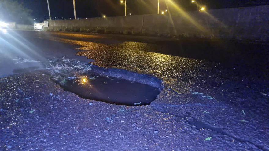 Motoristas alertam para buraco na marginal da PRc-467, perto da Rua Jacarezinho