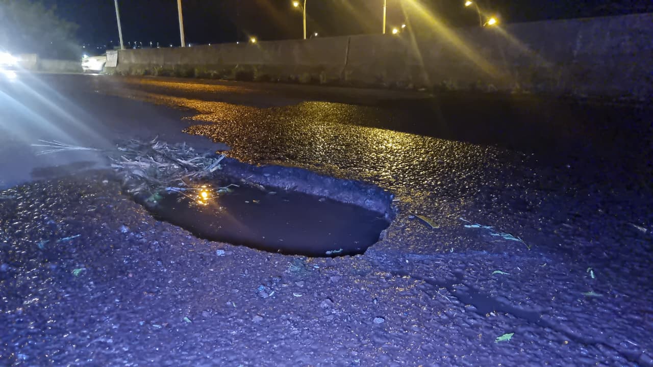 Motoristas alertam para buraco na marginal da PRc-467, perto da Rua Jacarezinho