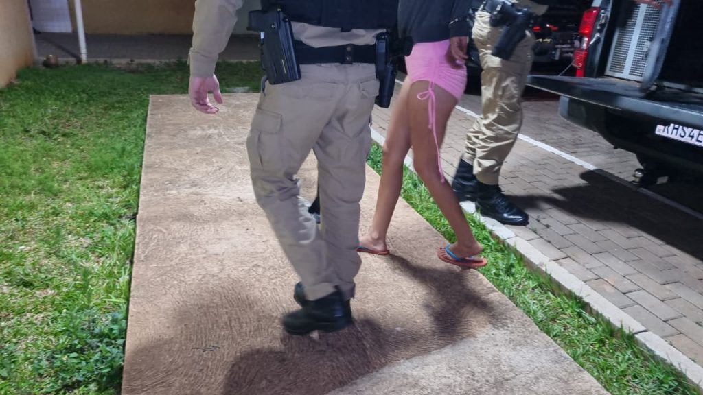 Com faca, mulher tenta agredir vizinhos e policiais no Bairro São Cristóvão Com faca, mulher tenta agredir vizinhos e policiais no Bairro São Cristóvão