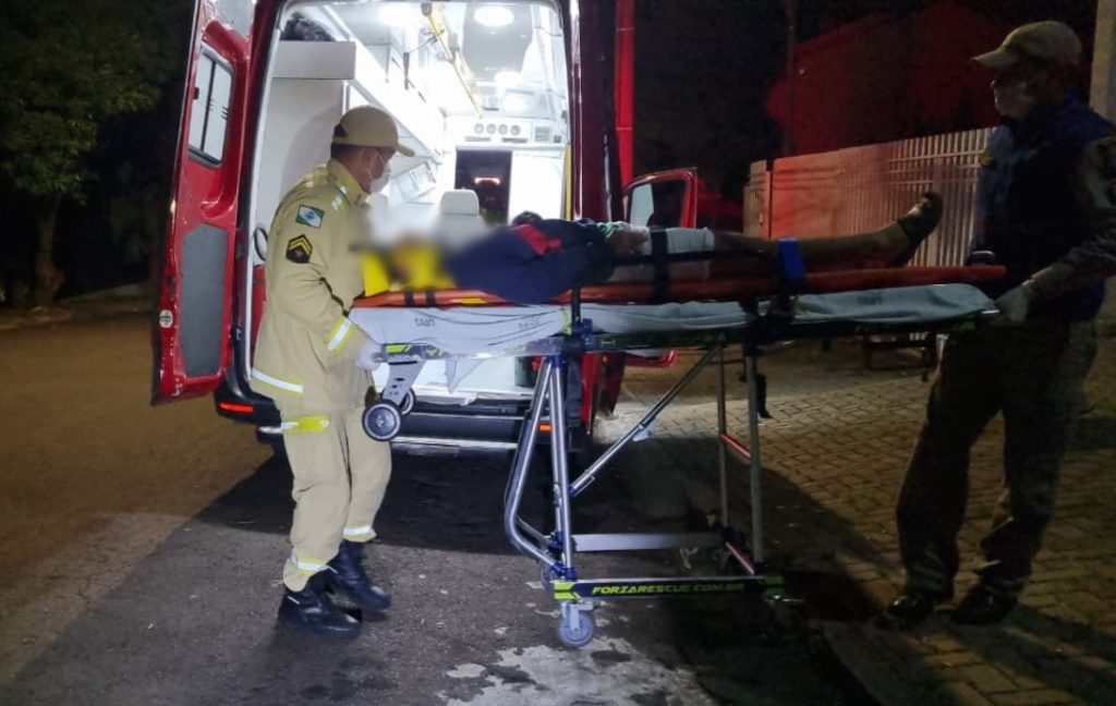 Jovem fica ferido após cair de escada em residência no Jardim Maria Luiza Jovem fica ferido após cair de escada em residência no Jardim Maria Luiza