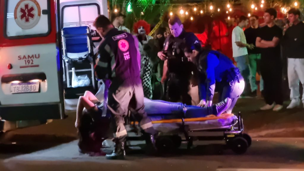 Mulher passa mal durante festa de Halloween e é socorrida pelo SAMU Mulher passa mal durante festa de Halloween e é socorrida pelo SAMU