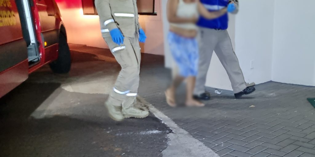 Mulher se fere com faca durante discussão familiar em Cascavel Mulher se fere com faca durante discussão familiar em Cascavel