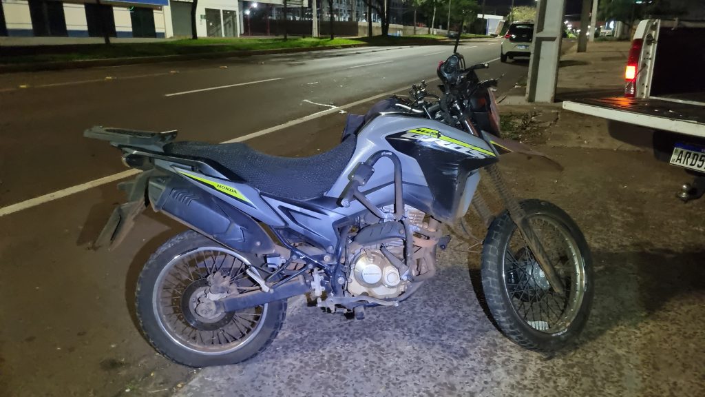 Motociclista cai após bater em poste e é levado à UPA em Cascavel Motociclista cai após bater em poste e é levado à UPA em Cascavel