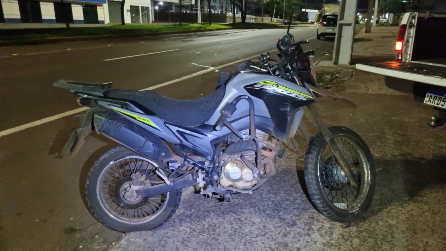 Motociclista cai após bater em poste e é levado à UPA em Cascavel