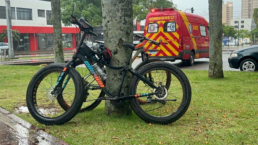 Voltinha de bike na chuva termina em clavícula quebrada, no centro de Cascavel