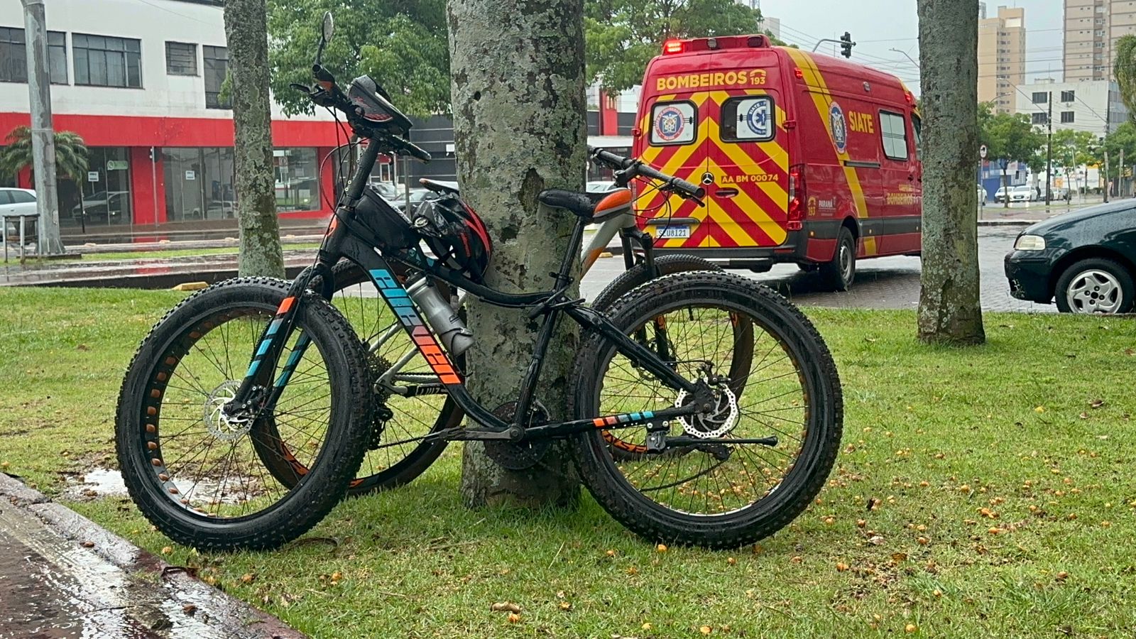 Voltinha de bike na chuva termina em clavícula quebrada, no centro de Cascavel