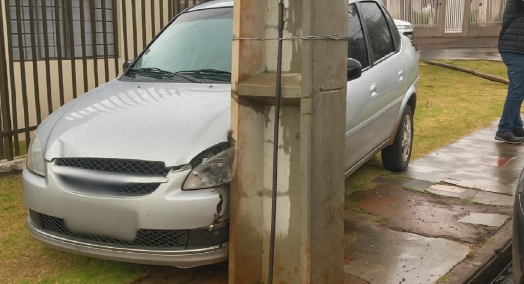 Homem estaciona para tomar cafezinho e carro desce desgovernado até bater em poste no São Cristóvão
