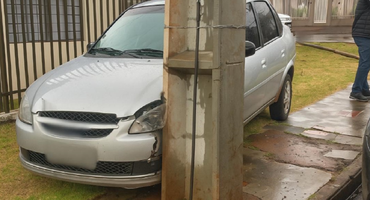 Homem estaciona para tomar cafezinho e carro desce desgovernado até bater em poste no São Cristóvão