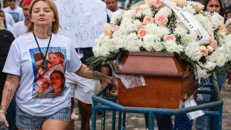 Últimos corpos de pessoas assassinadas em operação no Rio deixam o IML Últimos corpos de pessoas assassinadas em operação no Rio deixam o IML