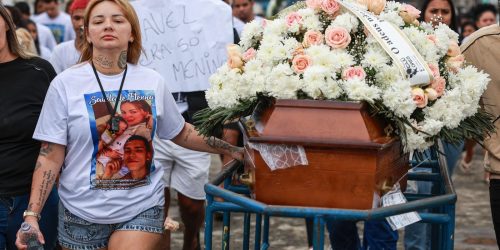 Últimos corpos de pessoas assassinadas em operação no Rio deixam o IML Imagem referente a Últimos corpos de pessoas assassinadas em operação no Rio deixam o IML