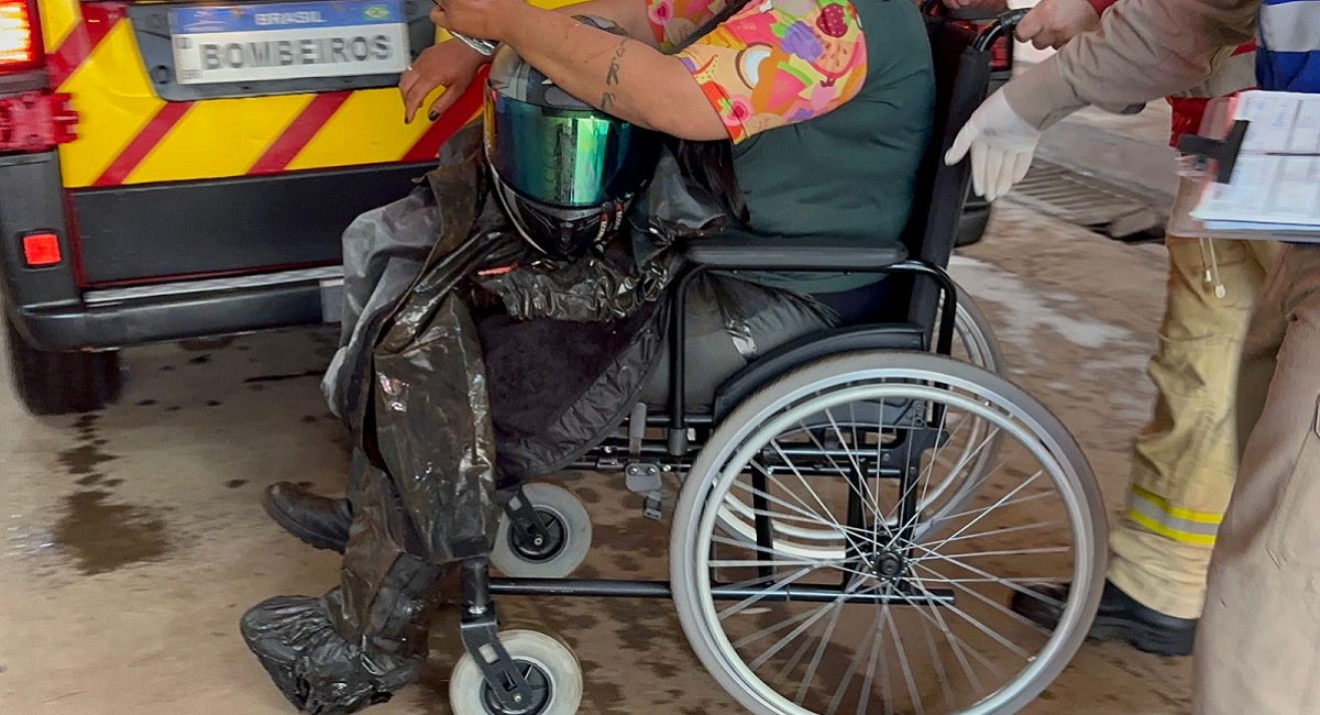 Siate atende mulher após queda de moto em pista molhada no bairro Tropical