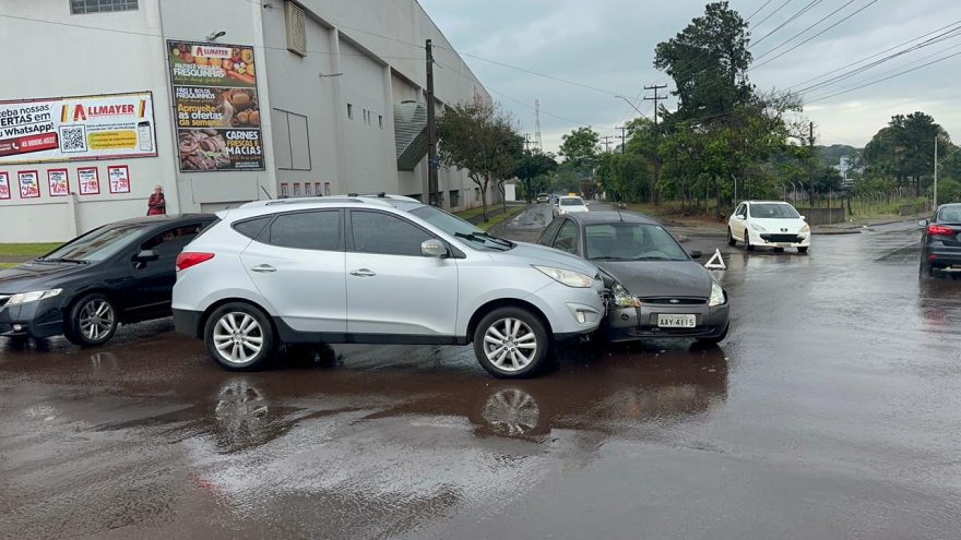 Ka e ix35 batem em cruzamento do São Cristóvão, em Cascavel