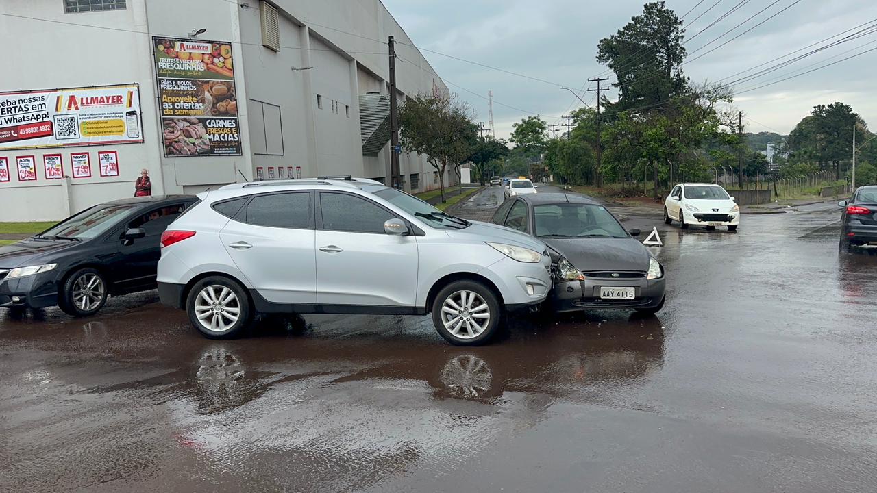 Ka e ix35 batem em cruzamento do São Cristóvão, em Cascavel