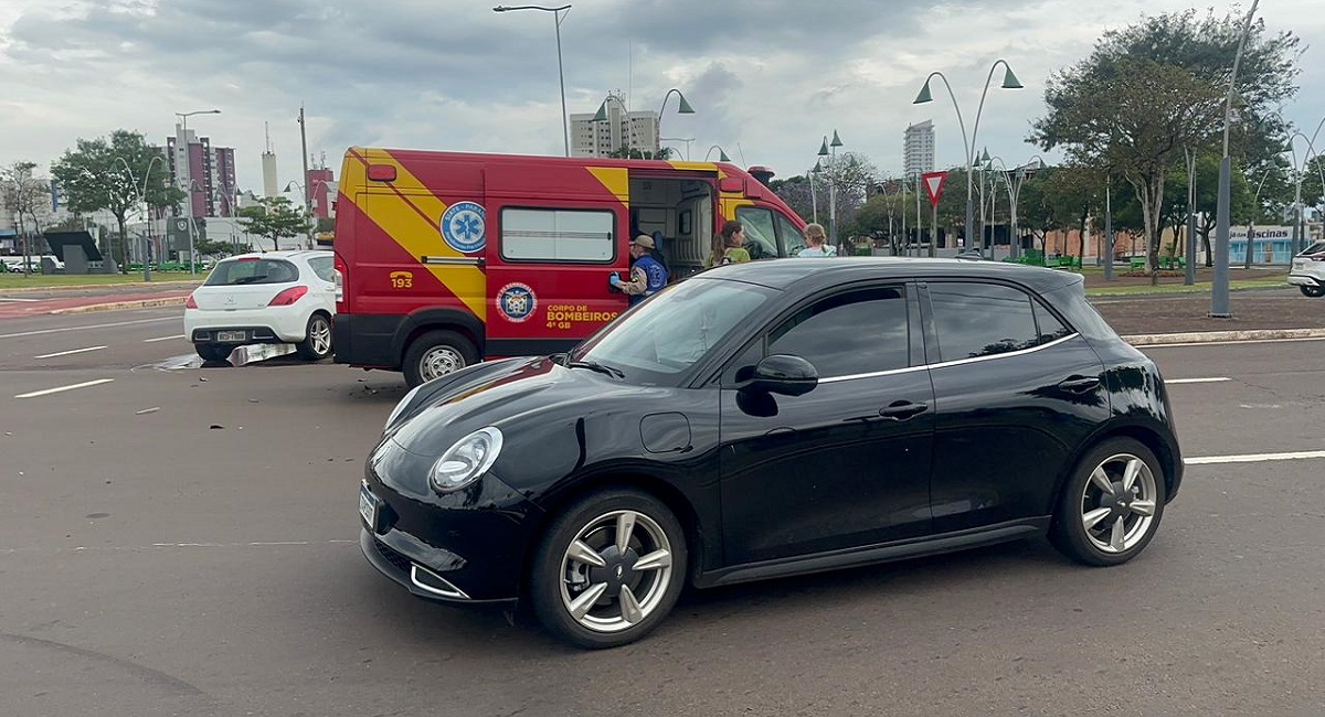 Colisão entre carros atrapalha trânsito na Praça da Bíblia