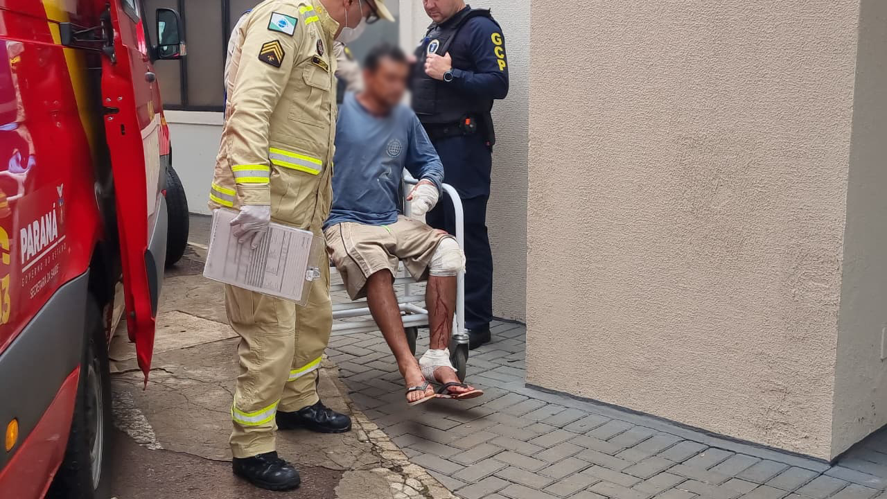 Homem fica ferido após colidir moto na traseira de carro e deixar local do acidente em Cascavel