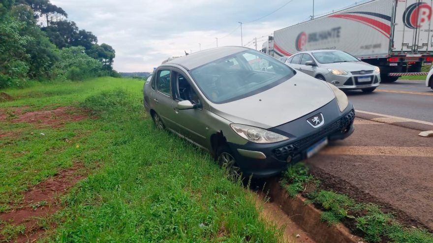 Peugeot 307 cai em valeta após problema mecânico na BR-277, em Cascavel