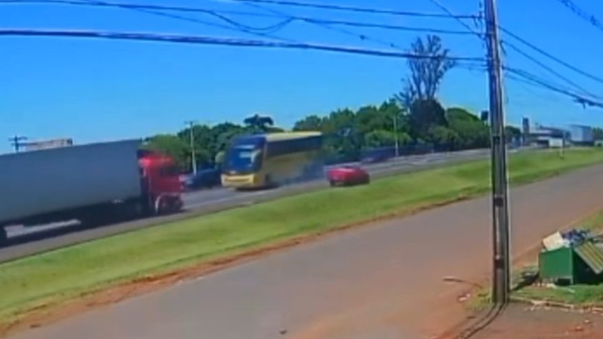 Por pouco: câmera registra manobra que quase termina em tragédia na BR-277 em Cascavel