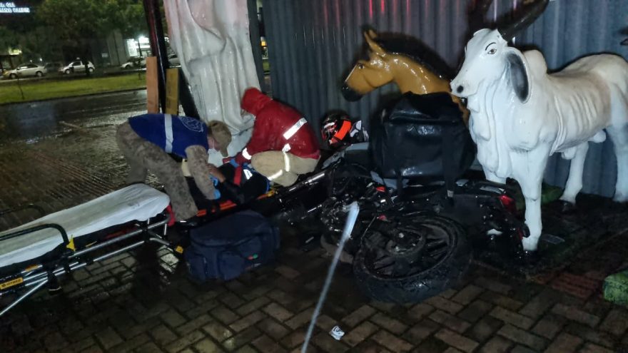 Motociclista de 19 anos fica ferido após queda na Avenida Tancredo Neves em Cascavel