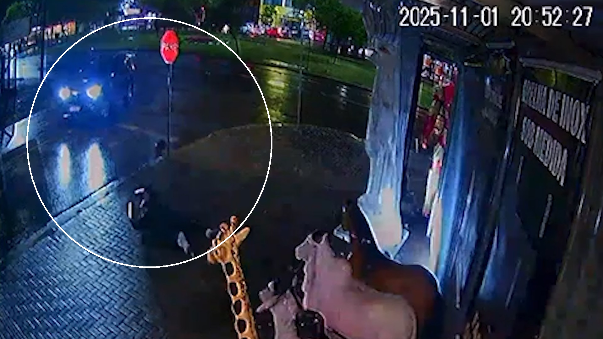 Motociclista bate a cabeça em placa de PARE após ser fechado na Avenida Tancredo Neves em Cascavel