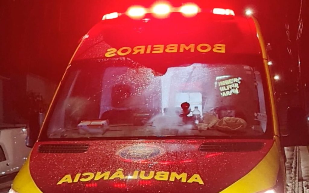 Homem fica ferido após cair de escada no quarto andar do prédio Homem fica ferido após cair de escada no quarto andar do prédio