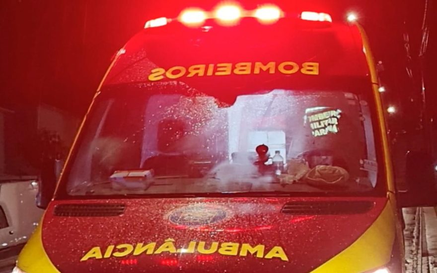 Homem fica ferido após cair de escada no quarto andar do prédio