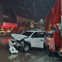 Imagem referente a Mulher é flagrada com 0,38 mg/l no bafômetro após bater em trailer de lanche na Avenida Carlos Gomes
