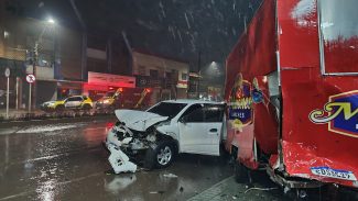Mulher é flagrada com 0,38 mg/l no bafômetro após bater em trailer de lanche na Avenida Carlos Gomes Mulher é flagrada com 0,38 mg/l no bafômetro após bater em trailer de lanche na Avenida Carlos Gomes
