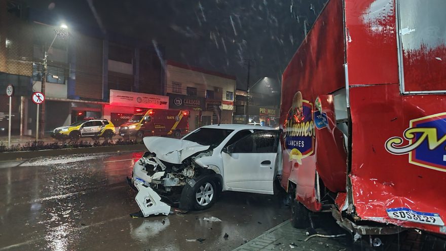 Mulher é flagrada com 0,38 mg/l no bafômetro após bater em trailer de lanche na Avenida Carlos Gomes